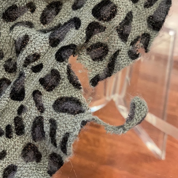 Gray black leopard print Ruffle scarf - Picture 3 of 4